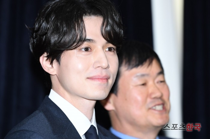  이동욱, 짙은 잘생긴 외모 