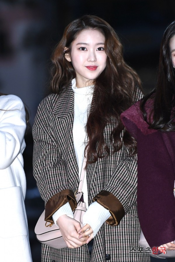  오마이걸 지호, 사랑스러운 웨이브 헤어(뮤직뱅크 출근길) 