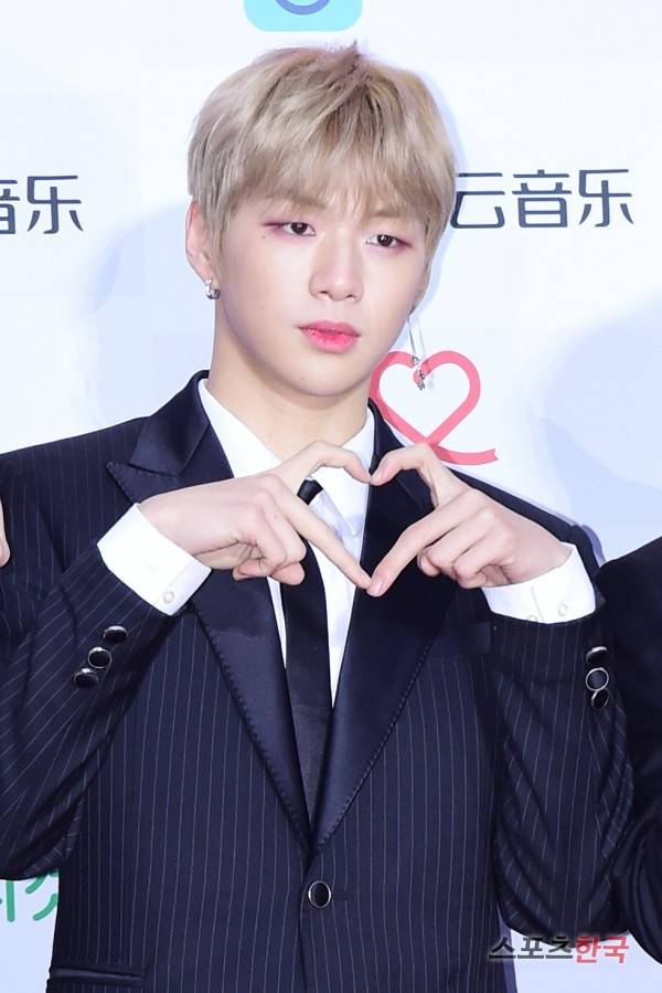  워너원 강다니엘, 가온차트 빛낸 슈트핏 4관왕, 워너블 덕분 