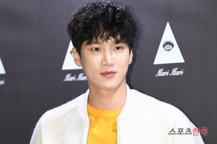  안보현, 파격적인 뽀글머리 