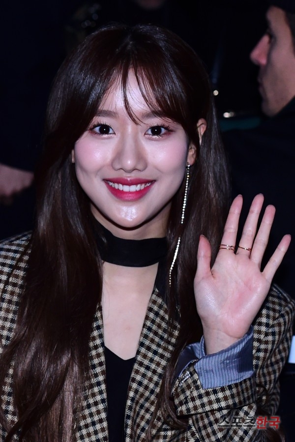 에이프릴 나은, 패션위크에서 포착된 미모 