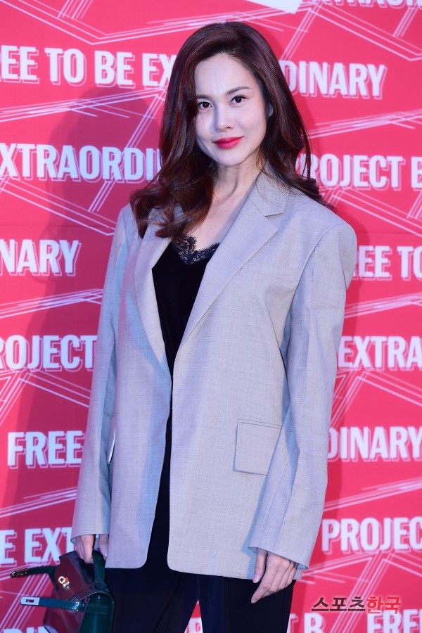  아이비, 물결 치는 웨이브 헤어스타일 