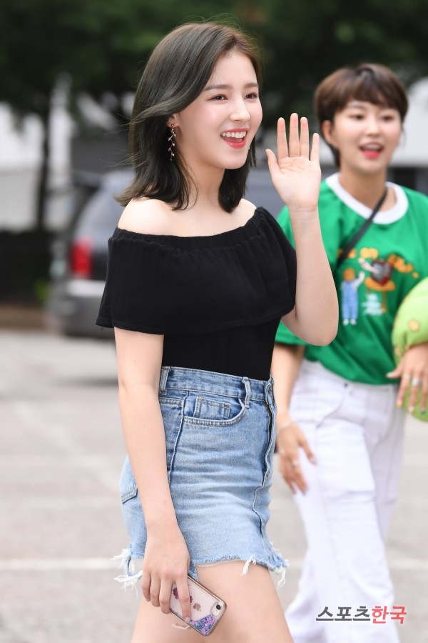  모모랜드 낸시, 어두운 헤어컬러로 변신(뮤직뱅크 출근길) 