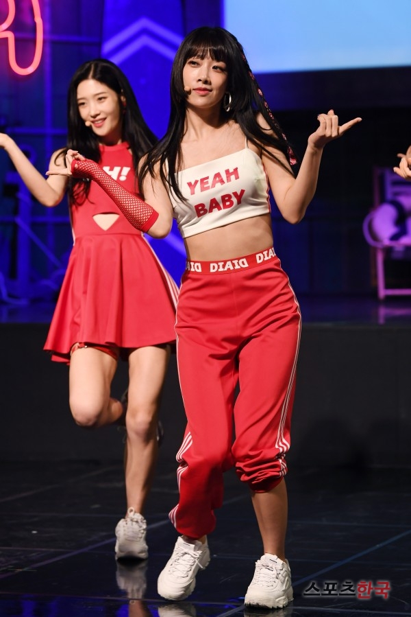  다이아 유니스 돋보이는 개미허리 