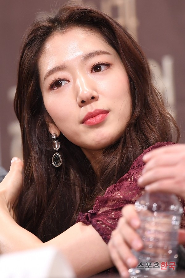  박신혜, 우아한 머리 넘김 (알함브라 궁전의 추억) 