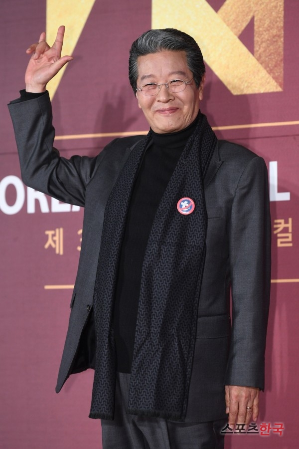  김봉환 티켓불법거래 근절 뱃지 달고 왔어요 