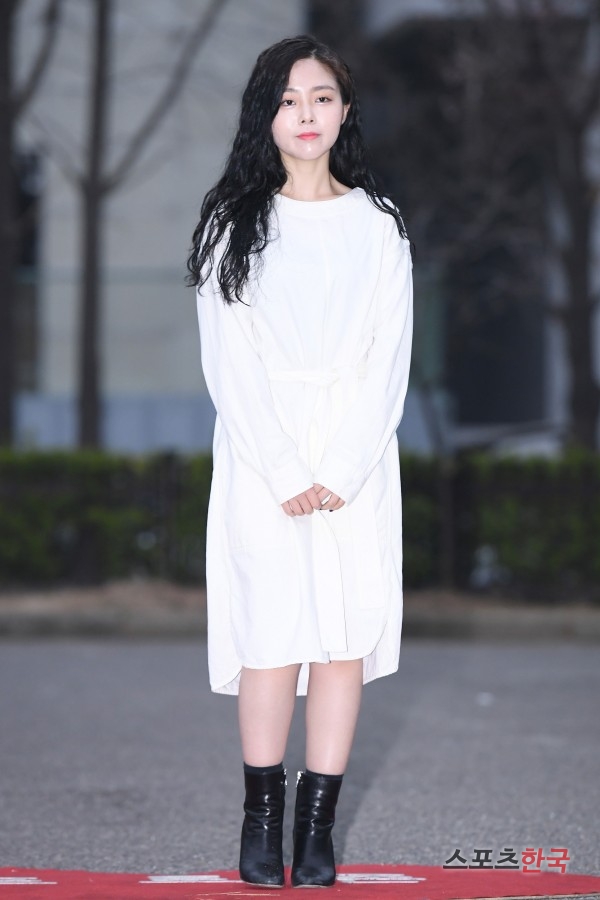 흰(박혜원), 추워 보이는 순백의 원피스 (뮤직뱅크 출근길) 