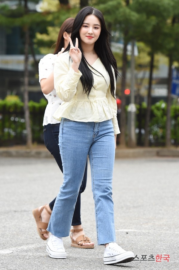  모모랜드 낸시, 청순 패션에 화려한 미모 (뮤직뱅크 출근길) 