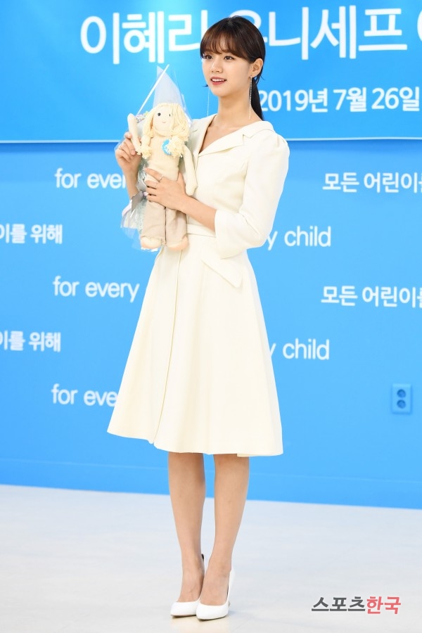  혜리, 인형 손 빌린 인사 
