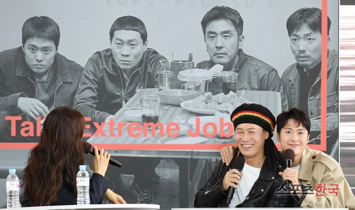 진선규·공명, 포스터처럼 꼭 붙어있는 두 사람