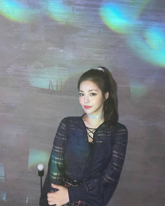 브레이브걸스 유정, 포니테일 헤어에 시스루 블라우스…인형 미모