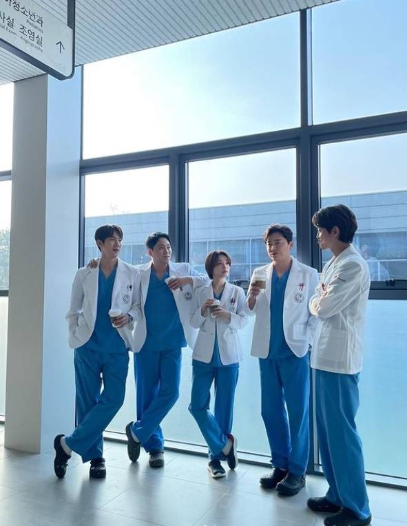 슬기로운 의사생활 시즌3 나올까?…정경호·조정석, 반가운 99즈