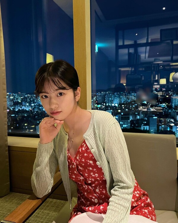 아이브 안유진, 청순 원피스부터 핫한 비키니 룩까지…눈 뗄 수 없는 매력
