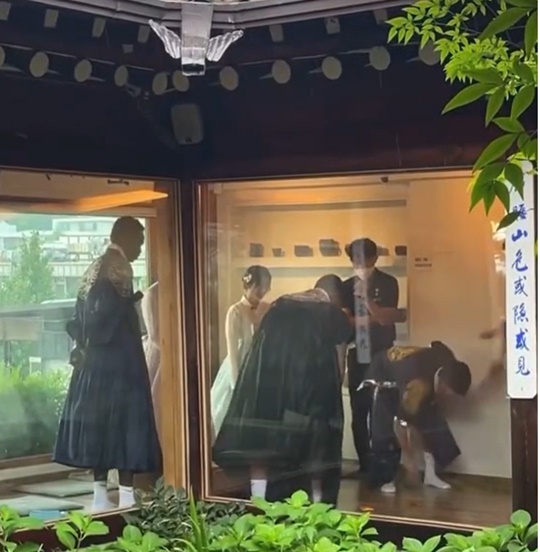 토트넘 선수들, 딱지치기 삼매경… 승자는?