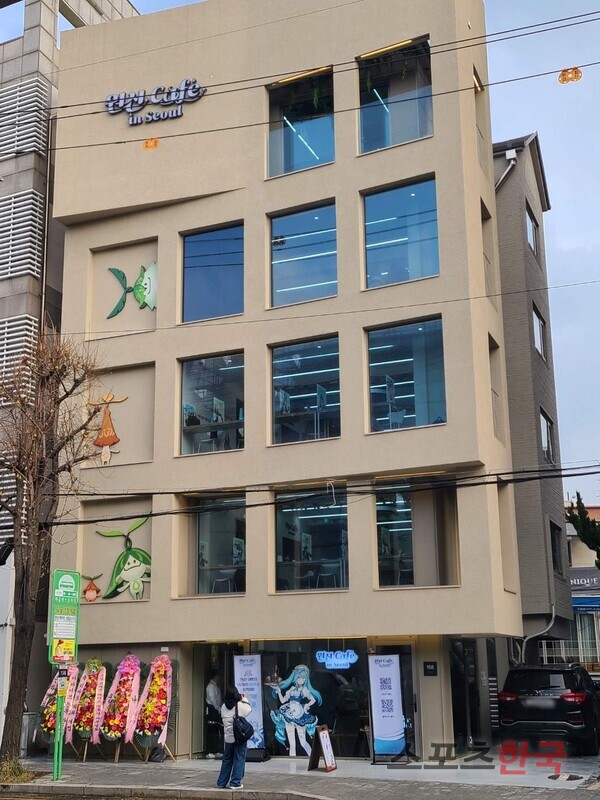 핫플 홍대에 뿌리내린 원신 Cafe in Seoul