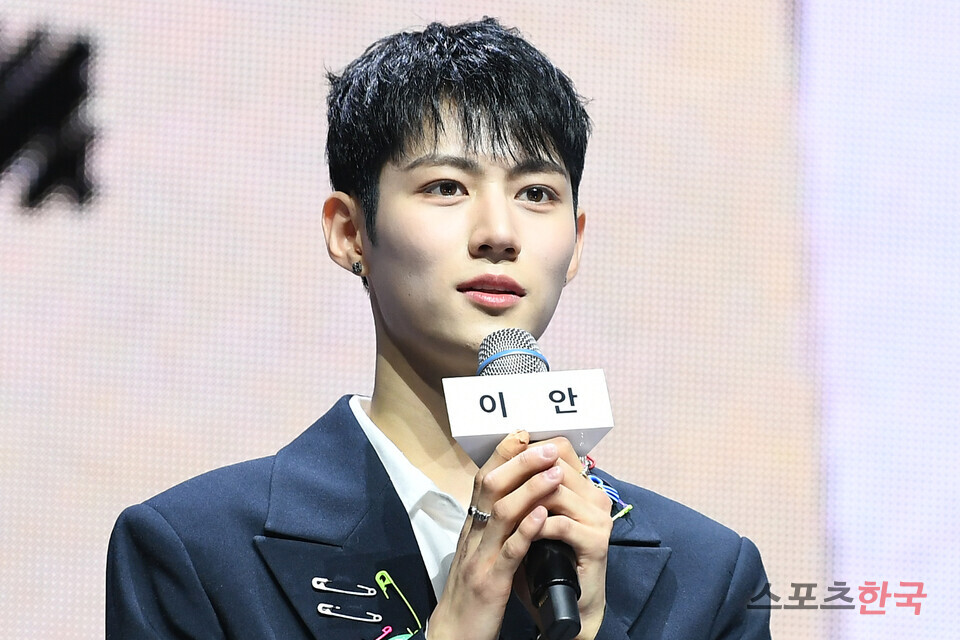 루네이트 이안, 만찢남의 손인사