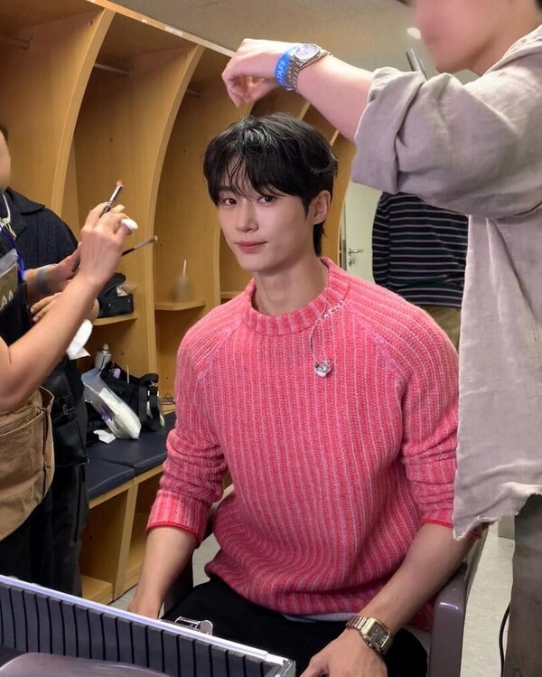변우석, 앞머리 넘긴 완깐 헤어스타일 잘생김 그 자체