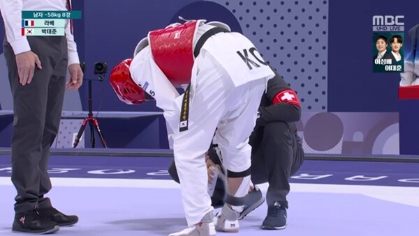 개최국이면 이래도 되니… 비매너 발차기로 박태준 부상 입힌 라베[파리 스틸컷]