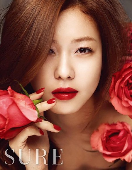 아홉수소년 경수진, 빨간 립스틱 짙게 바르고