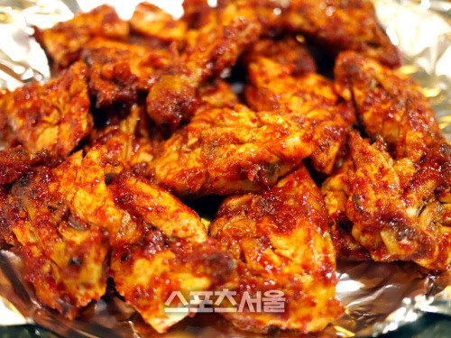 [고기박사 최계경의 육도락기행]숯향기를 품은 닭, 이태원 숯불 바베큐치킨
