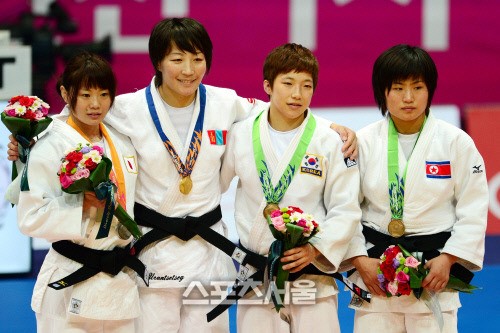 [SS포토]  정보경,  솔미 혼자 안 웃네