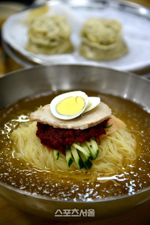 첨단기술 축제 뒤편엔 부산의 맛난 음식과 볼거리가 잔뜩