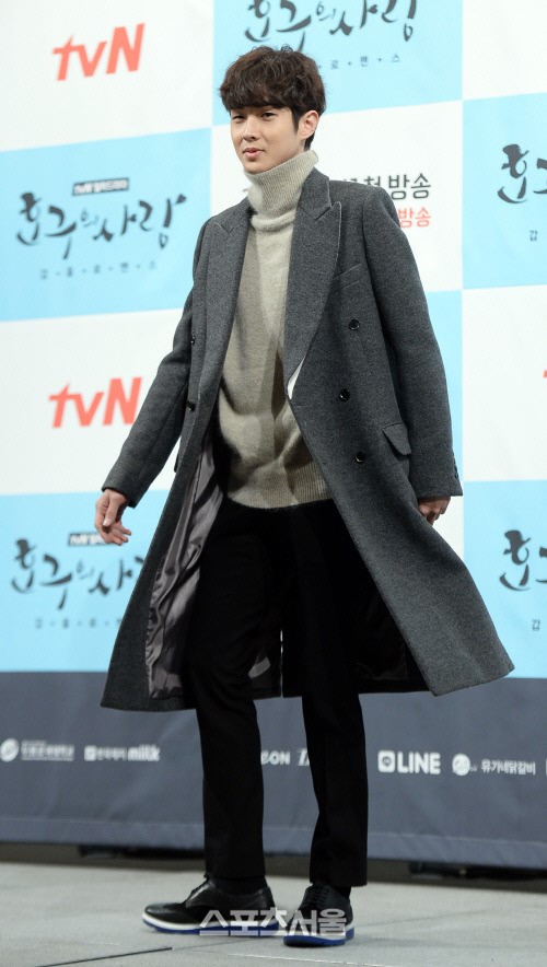 [SS포토] 휘리릭 최우식, 무대에 오르자마자 패션쇼를... (호구의 사랑)