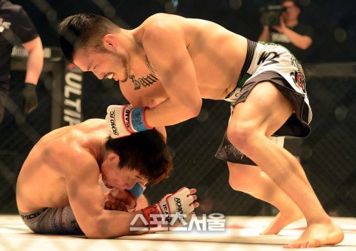 [SS포토]로드FC 영건즈 김형수-브라이언 최, 맞는 브라이언