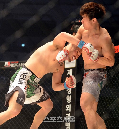 [SS포토]로드FC 영건즈 김형수-브라이언 최, 난타전이다