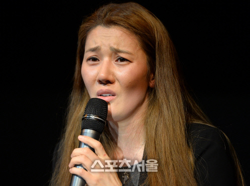 [SS포토] 가수 길건, 기자회견 도중 감정이 복받쳐 올라