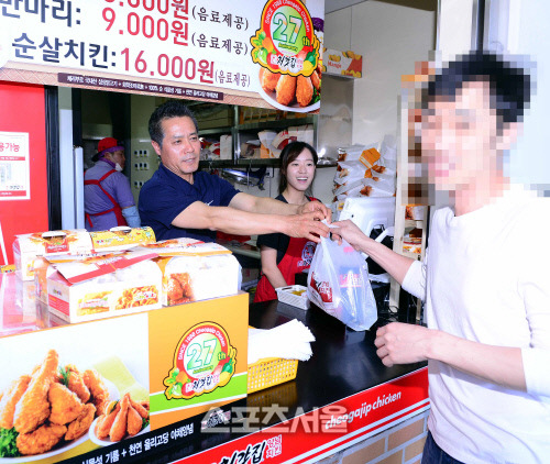 [SS포토]만원관중 한화이글스 파크, 치킨을 없어서 못 팔아요~
