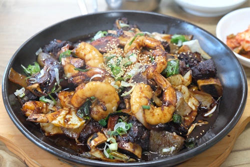 [스포츠서울 고객신뢰도대상: 가마솥한우진곰탕] 금산 인삼 들어간 진한 곰탕, 그 맛이 일품