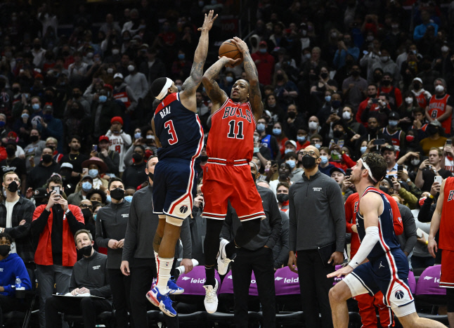 시카고 불스 드마 드로잔 NBA 사상 첫 백투백 버저비터 성공