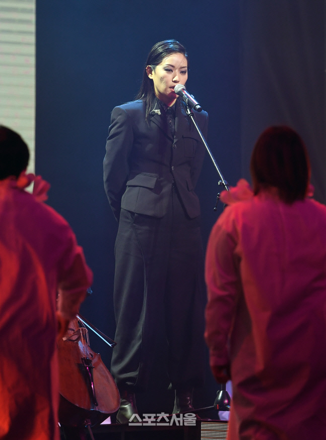 [포토]서울가요대상, '올해의 발견상' 가수 이랑의 무대