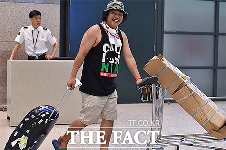 육중완 공항 패션 눈길! 장미여관 특유의 매력이?
