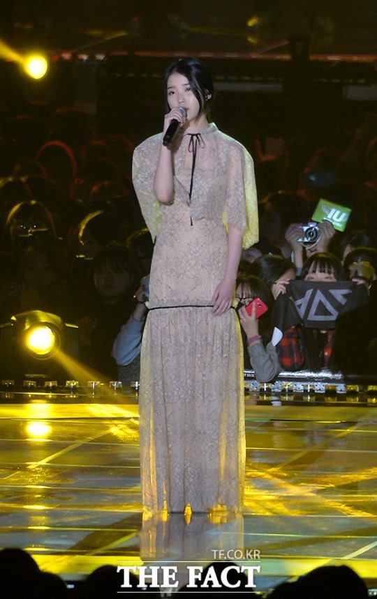 [TF포토] 아이유, 발라드로 가을 분위기 물씬