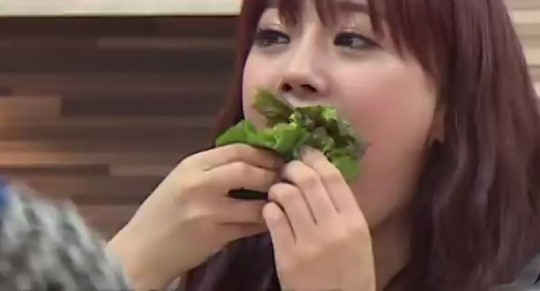 쌈싸먹는 김치찌개, 국물에 절인 두툼한 생고기와 쌈의 조화