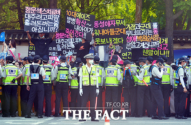 [TF포토] 퀴어축제 반대 ...자극적인 기독교인들의 피켓 문구