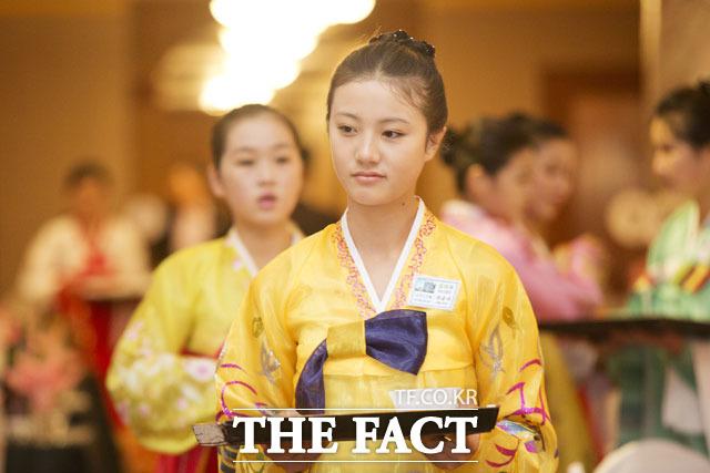 [TF 클릭] 친절히 모시겠습니다…만찬 준비하는 북측 미모의 접대원들!