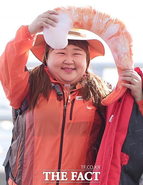 [TF 클릭] 왕새우와 함께 떠나요…홍윤화, 제대로된 먹방을 보여줄게!