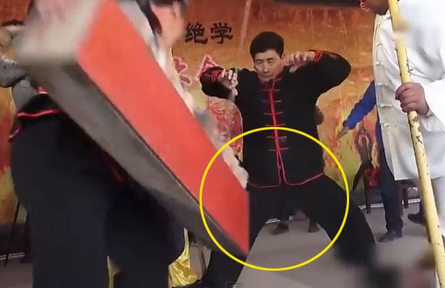 [영상] 스쳐도 아픈 남성의 그곳, 돌덩이로 찍어도 끄떡없는 남자