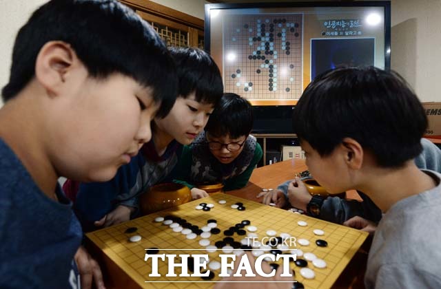 [TF포토] 이세돌-알파고 대국, 세기의 대결에 집중하는 바둑 꿈나무들