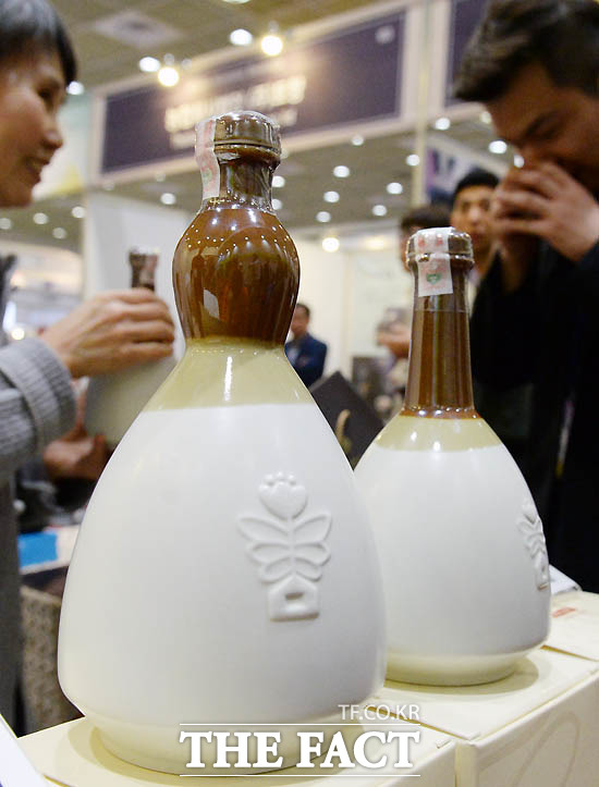 [TF포토] 조선 3대 명주를 맛보다... 감홍로 바이어들에게 인기