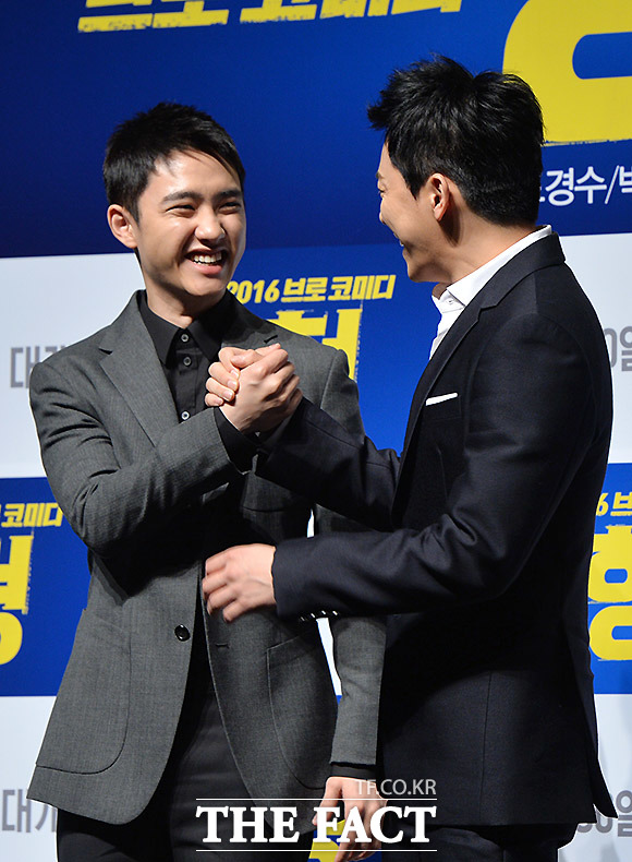 [TF포토] 포옹하는 도경수-조정석, 뜨거운 형재愛