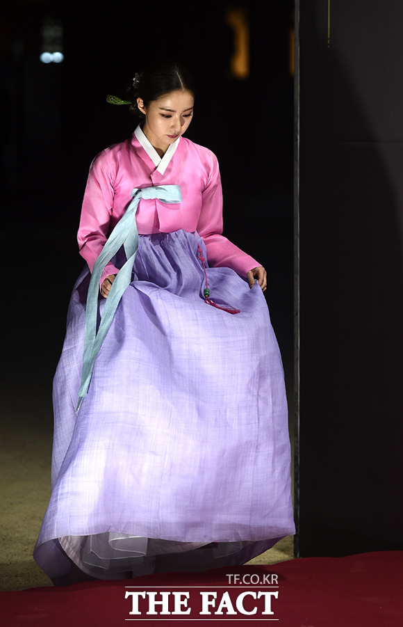 [TF포토] 신세경, 곱디 고와라~…매력적인 한복 자태