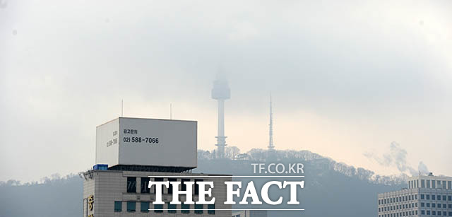 [TF포토] 미세먼지에 가려진 남산타워