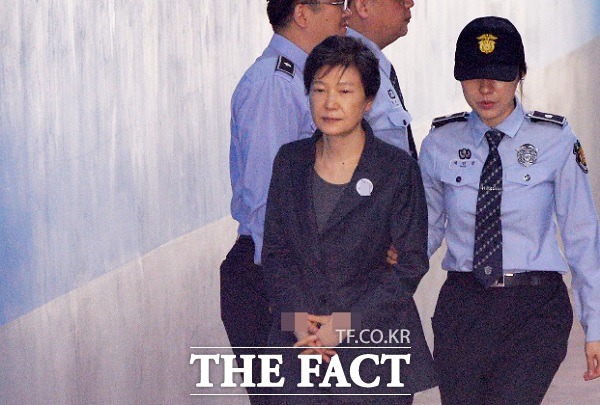  '1심 선고 앞둔' 박근혜 전 대통령, "생중계 원치 않아"… 자필 답변서 제출