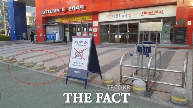  [장애인 접근권①] 말뚝 박고 노후된 점자블록 방치…위험천만 대형마트