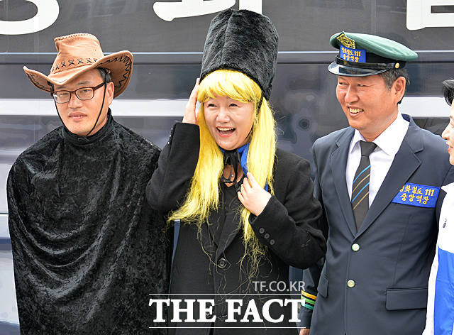 [TF사진관] 국회에 등장한 철이와 메텔…평화철도111 탑승