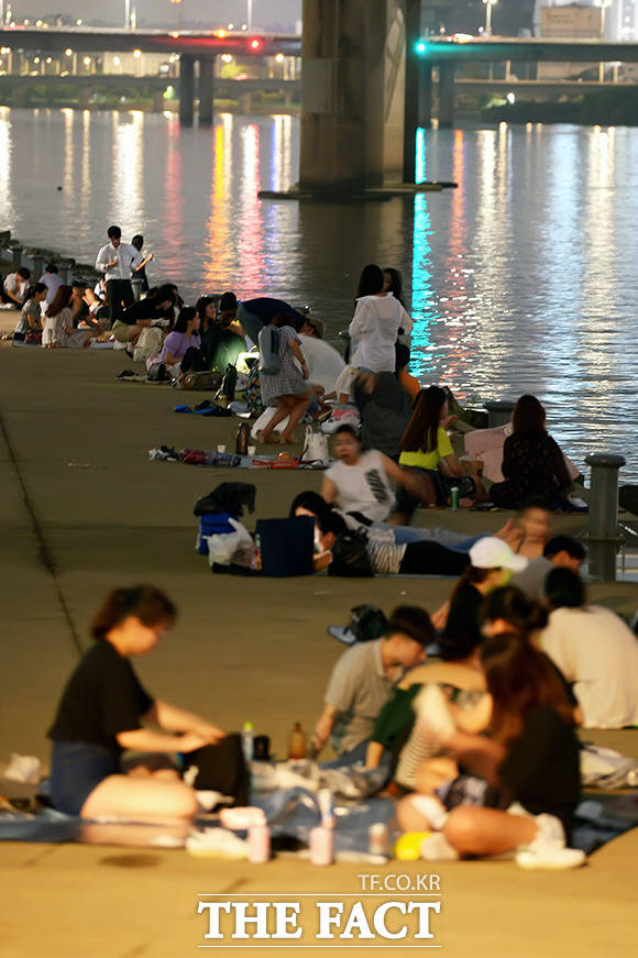 [TF포토] 한강에 뜬 달 모형과 함께 열대야 즐겨요~